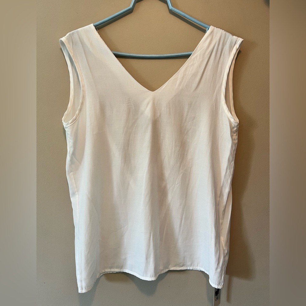 C+D+M viscose/poly blend white tank with a very low lace enhanced back. Sz M NWT